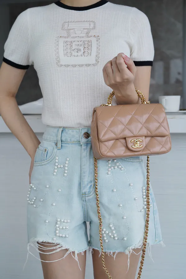 Chanel菱格纹手拿包