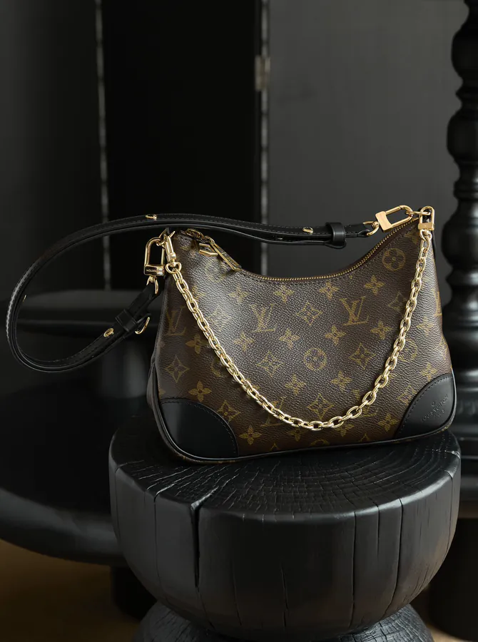 Boulogne Handbag with Detailed Close-up Photos